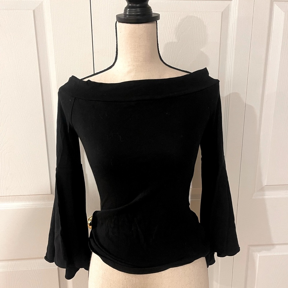 Off the shoulder, bell sleeve top 🖤